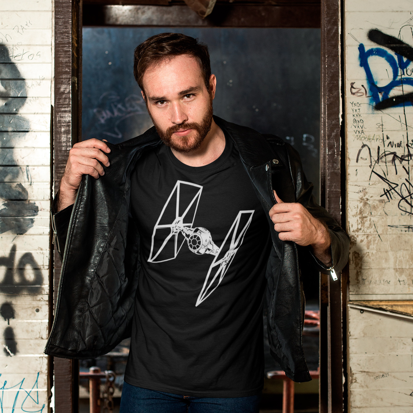 t-shirt-mockup-of-a-man-with-a-leather-jacket-in-an-abandoned-building-28192 copia